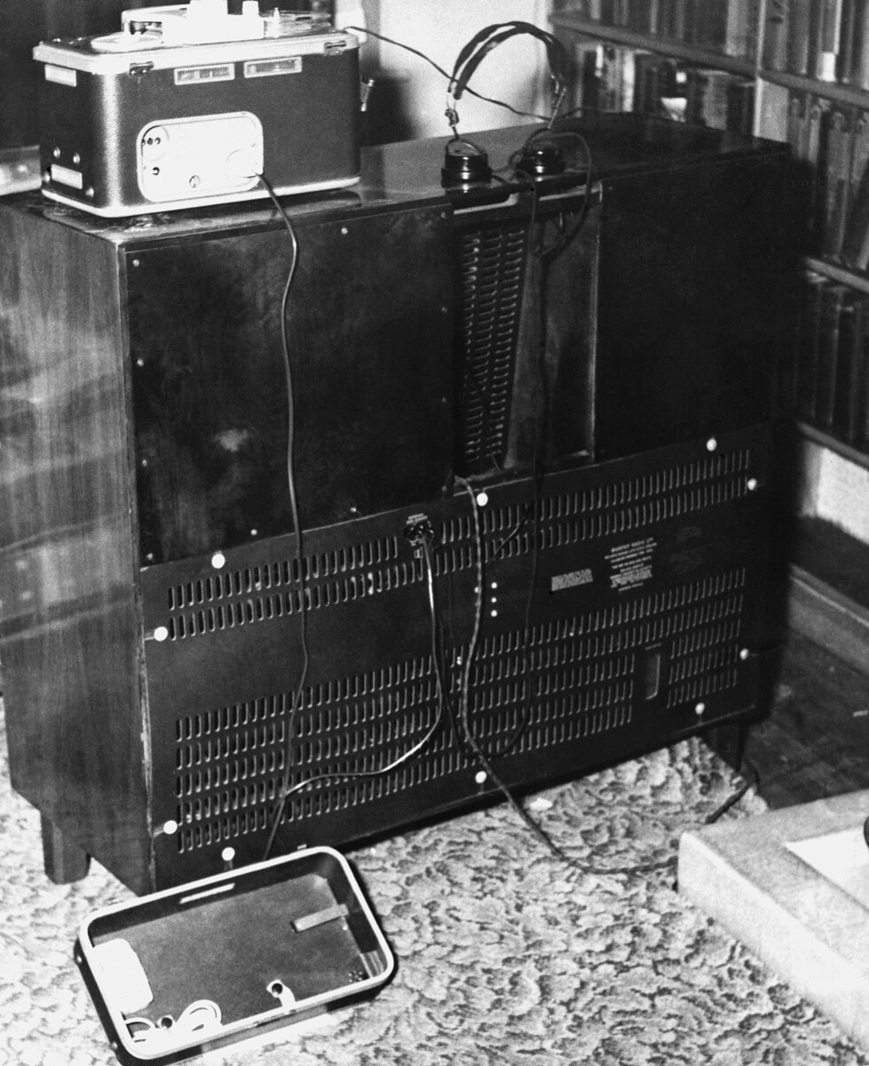 Fotografija radiograma s priloženimi slušalkami in magnetofonom, ki jo je izdal Scotland Yard kot dokaz v primeru proti petim osebam, obtoženim zarote pri kršitvah zakona o državnih skrivnostih. Lokacija: Cranley Drive, Ruislip, Middlesex, Anglija, Združeno kraljestvo