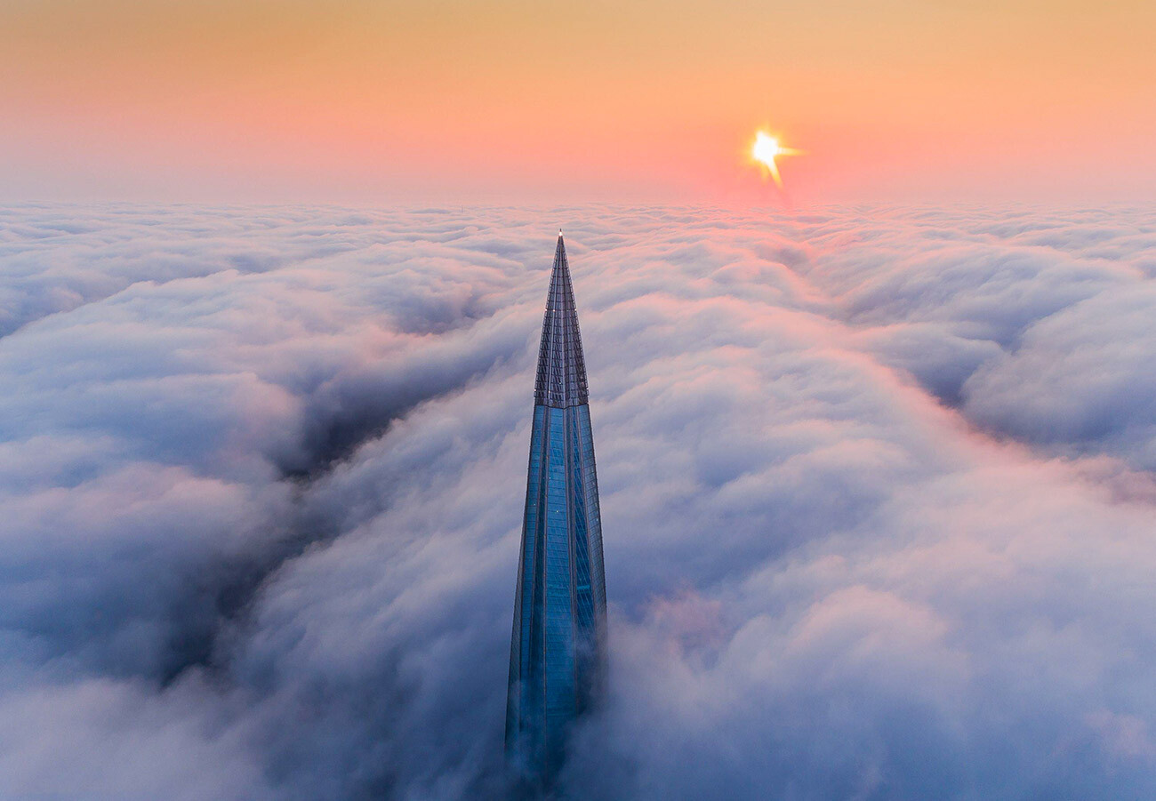 Puncak menara Lakhta di atas awan.