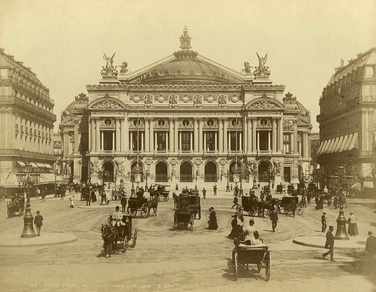 Una vista de la fachada de la Ópera de París, entre 1880 y 1900
