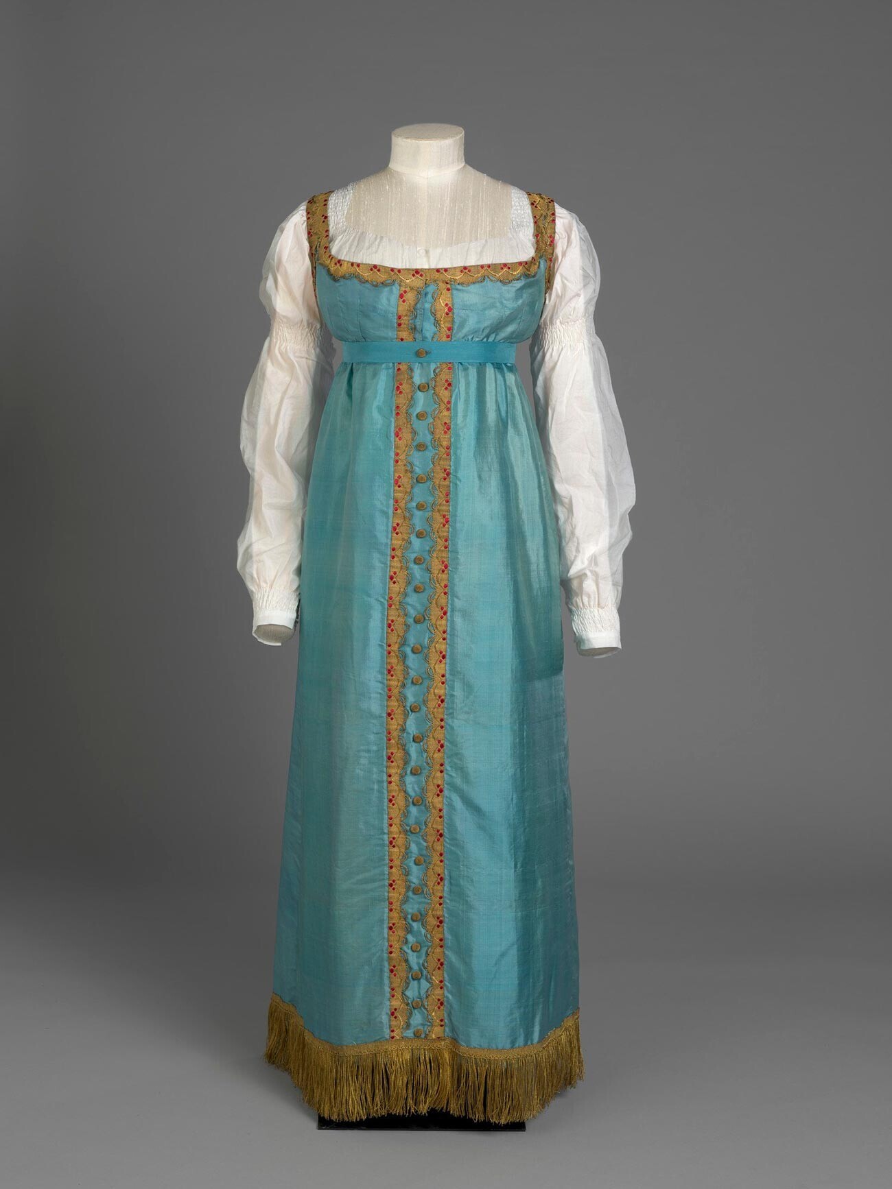 Vestido em estilo russo pertencente à princesa Charlotte, em torno de 1817
