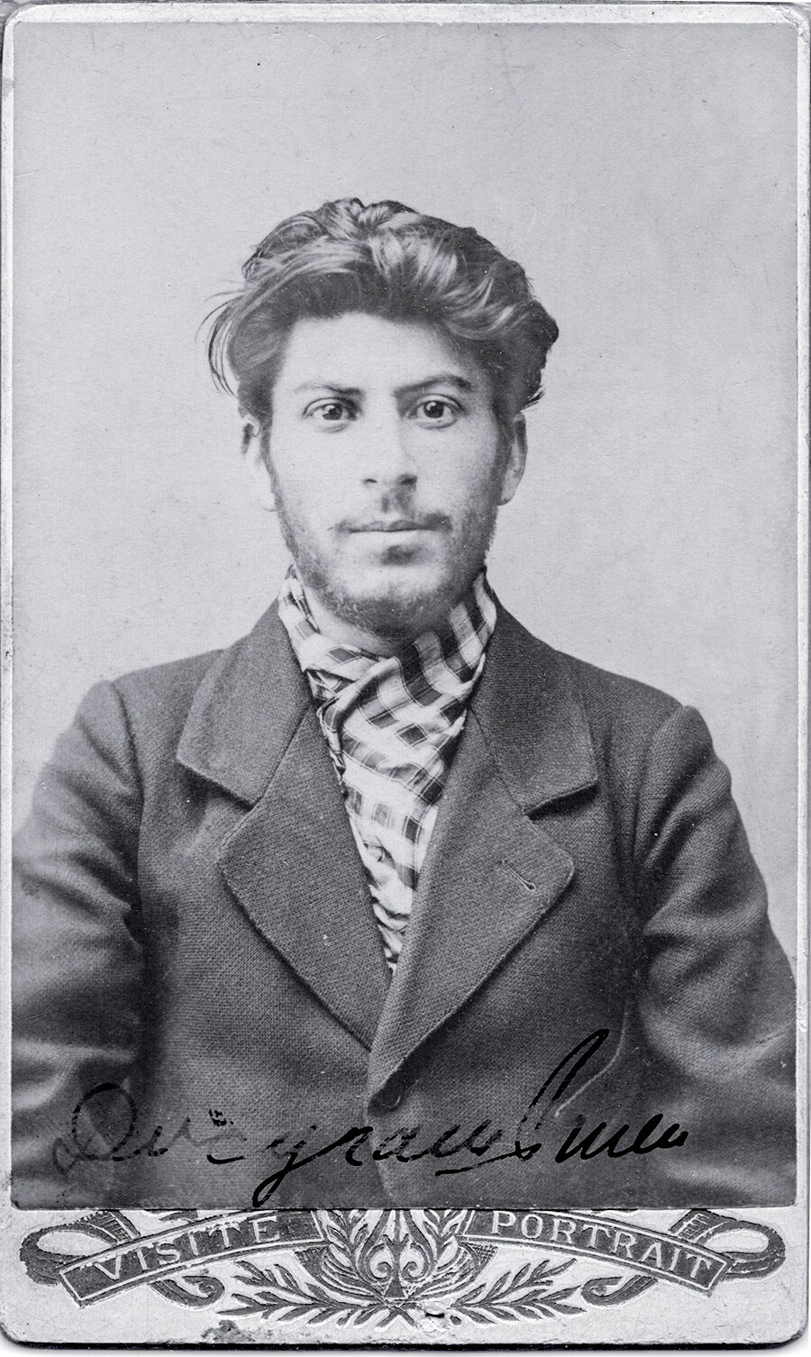 Josif Visarionovič Džugašvili (Stalin) leta 1902. Fotografijo je posnel oddelek regionalne žandarmerije v Batumiju.