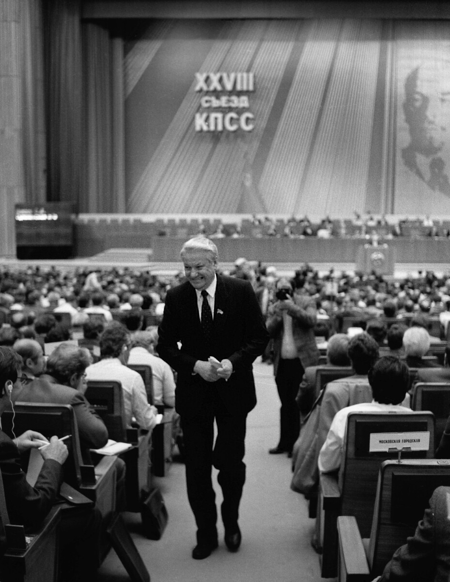 URSS. Moscou. Boris Eltsine, président du Soviet suprême de la RSFSR, après avoir pris la parole au 28e congrès du PCUS au Palais des congrès du Kremlin