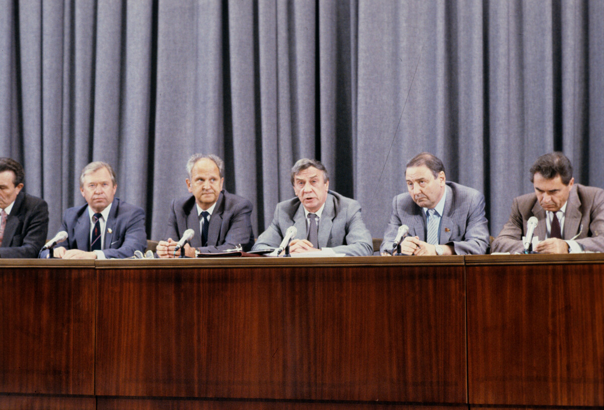 Putsch du 19 au 22 août 1991 organisé par les membres du Comité d'urgence de l'État pour empêcher l'effondrement de l'URSS et empêcher la signature du traité de l'Union. Boris Pougo est le troisième en partant de la gauche.