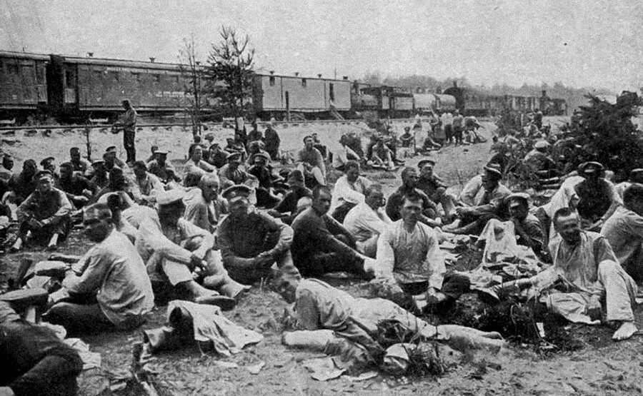 Soldati dopo aver fatto la banja a bordo di un treno