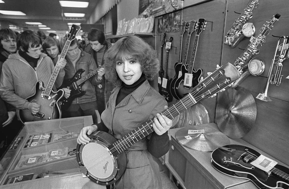 Swetlana Bresgina, Verkäuferin in der Musikalienabteilung des Moskauer Geschäfts „Leipzig“ , demonstriert Musikinstrumente aus der DDR. 
