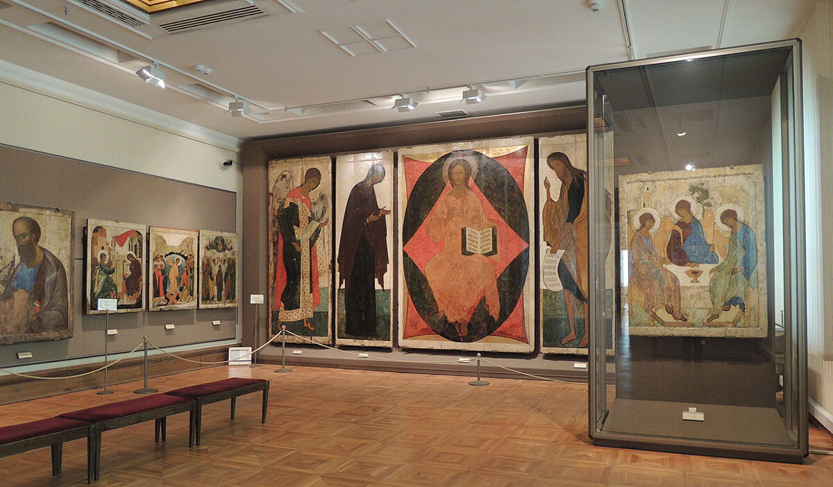 La sala Andréi Rublev de la Galería Tretiakov (el Museo de la Trinidad, a la derecha).