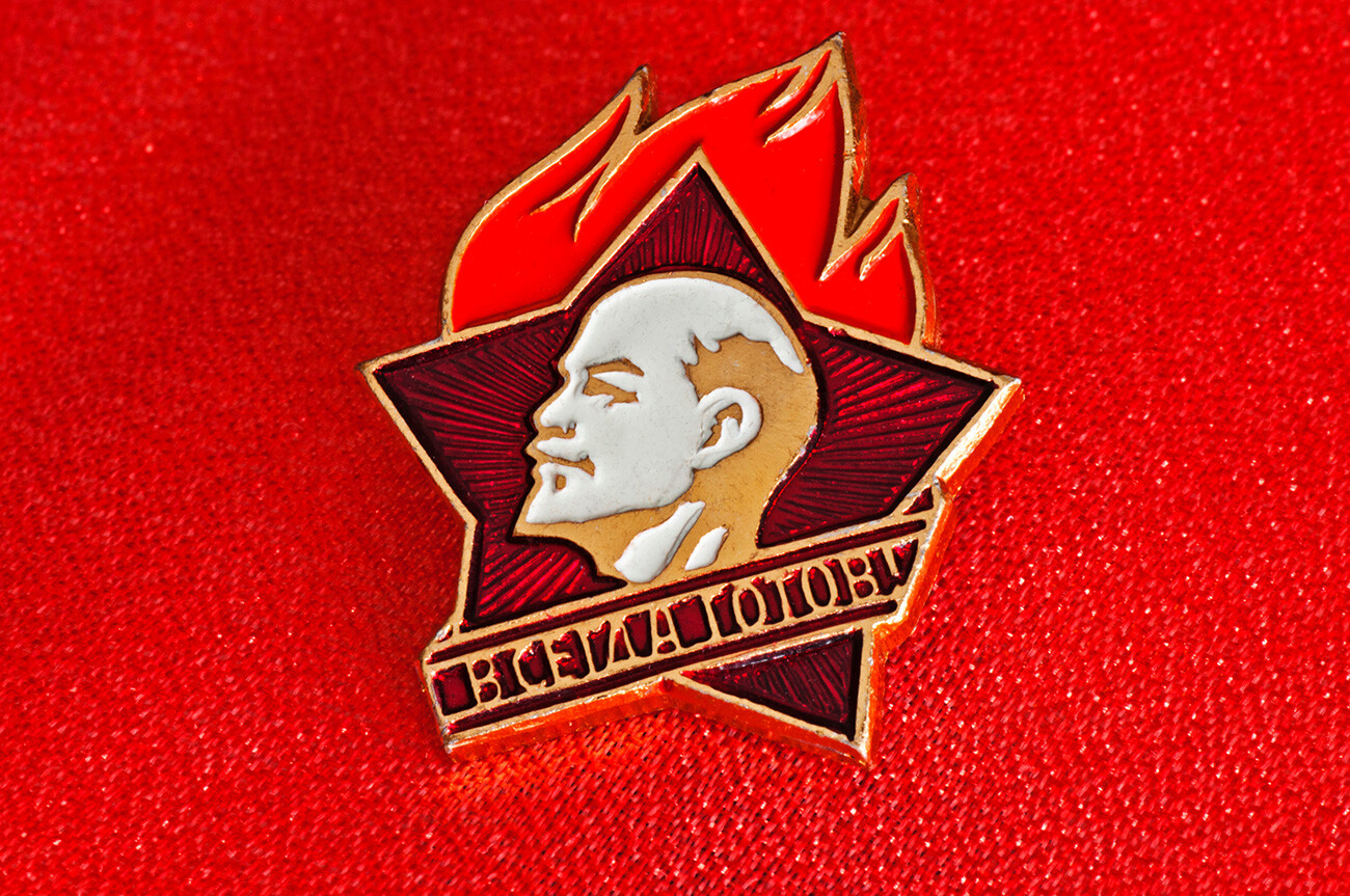 Pioneer pin featuring Lenin's portrait and the “Always Ready” motto 