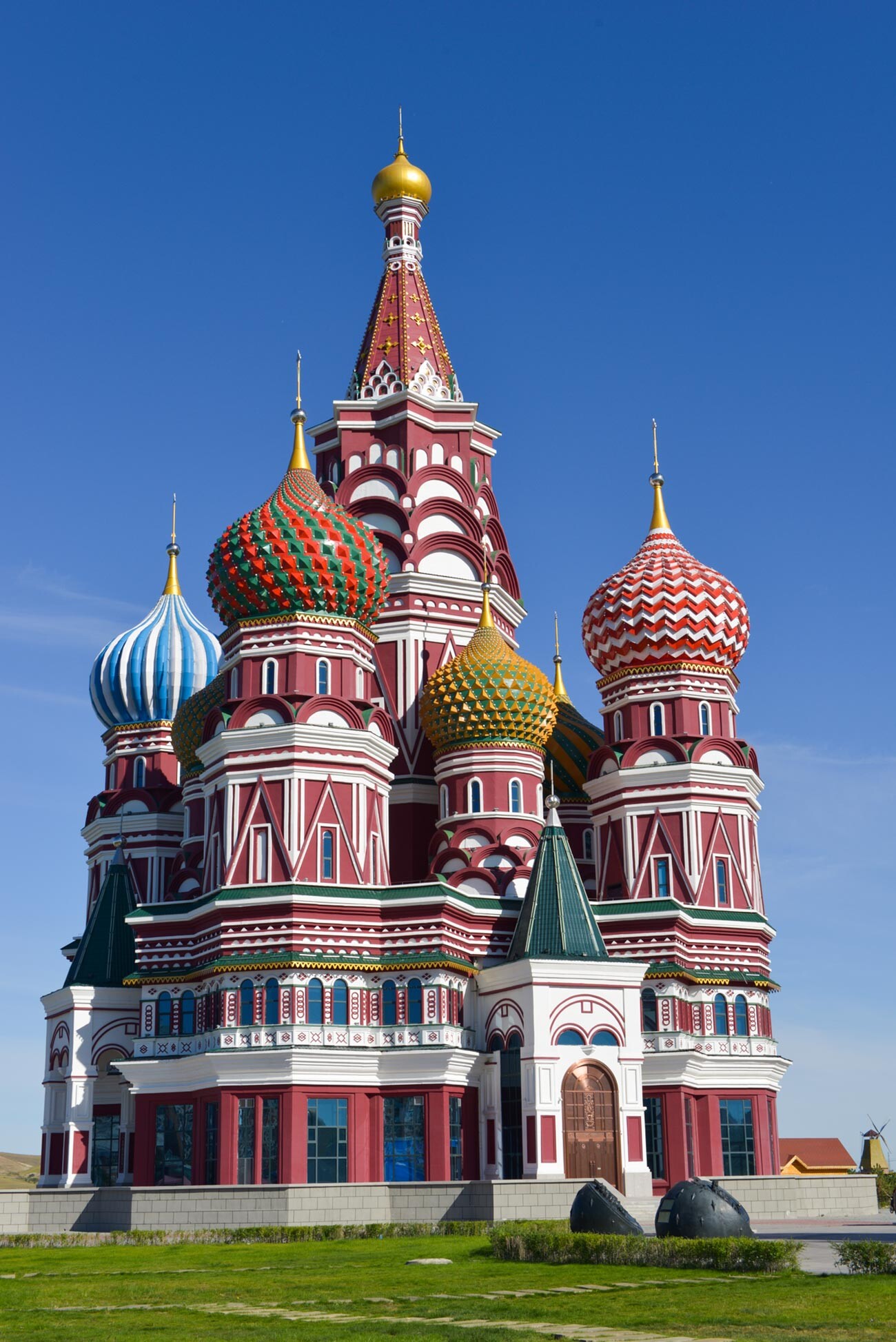 Eine Nachbildung der Moskauer Basilius-Kathedrale, die als Wissenschaftsmuseum in Jalainur, China, genutzt wird.