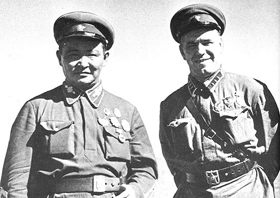 Gueorgui Zhúkov y el revolucionario mongol Horloogiyn Choybalsan durante la batalla de Jaljin Gol, en 1939