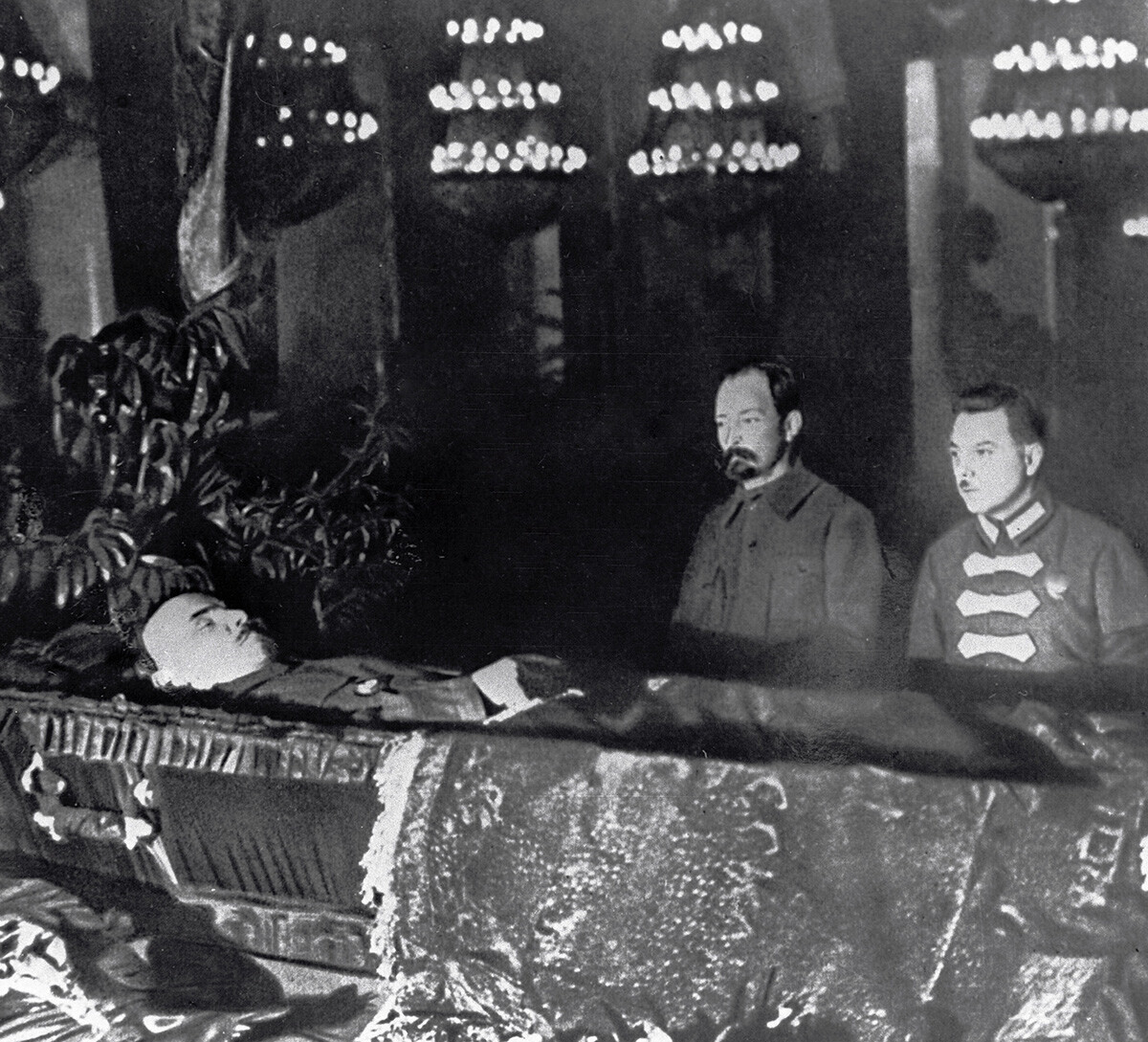 Felix Dzerjínski e Kliment Vorochilov diante do caixão de Vladimir Lênin.