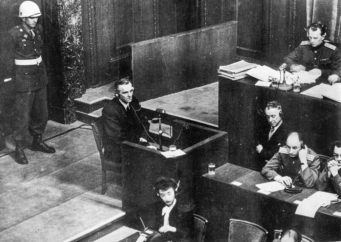 Friedrich Paulus testifica en los juicios de Nuremberg en 1946.
