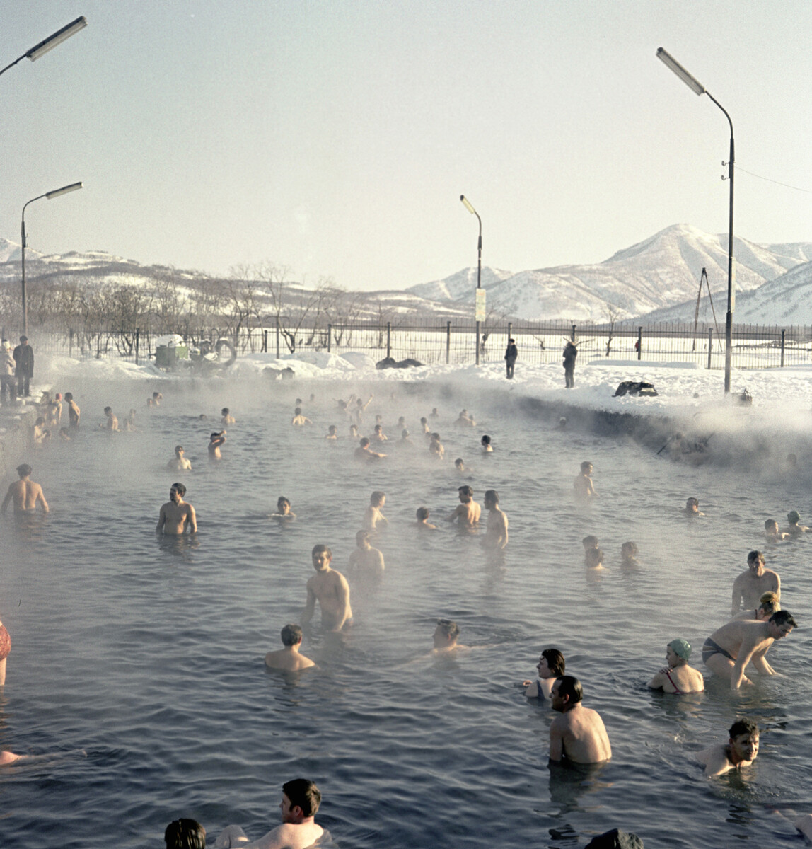 Kopalci v bazenu na prostem na reki Paratunka v bližini aktivnih vulkanov na Kamčatki. Temperatura zraka minus 37 stopinj Celzija, temperatura vode plus 37 stopinj Celzija, 1974