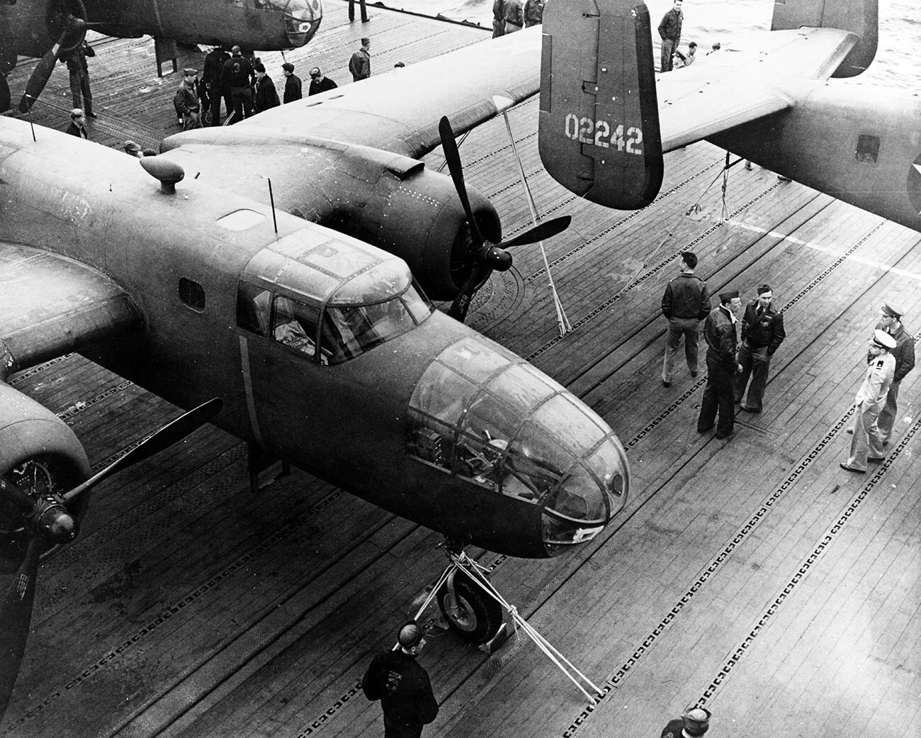 Pembom B-25B Angkatan Udara Angkatan Darat diparkir di dek penerbangan USS Hornet.