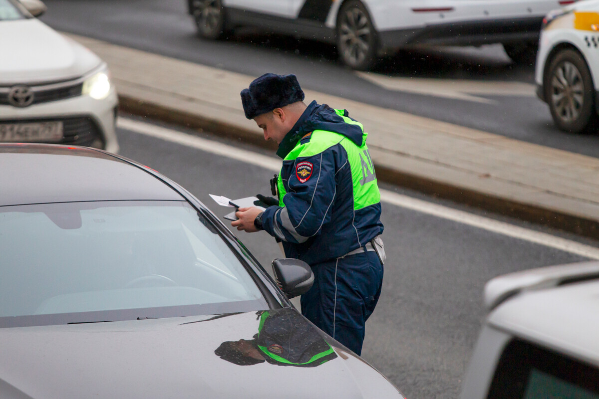 Prometni policist preverja voznikove dokumente na Bolšoj Dorogomilovski ulici v Moskvi.