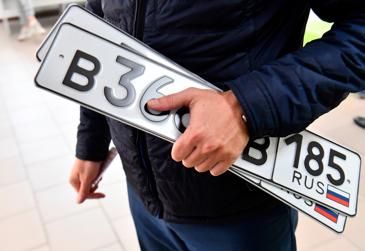 Lastnik avtomobila, ki je prejel ruske registrske tablice na medobčinskem uradu za registracijo in preverjanje Ruske državne inšpekcije za varnost cestnega prometa  v Melitopolu. 
