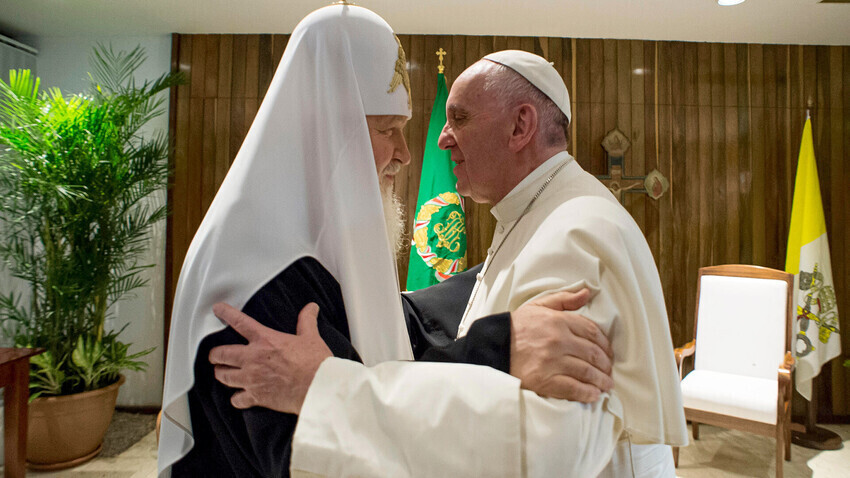 Kepala Gereja Ortodoks Rusia (Patriark Kirill) bertemu dengan Kepala Gereja Katolik (Paus Francis) untuk pertama kalinya. Cuba, 2016