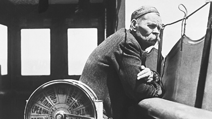 URSS. El escritor soviético Maxim Gorki a bordo de la motonave Jean Jaures
