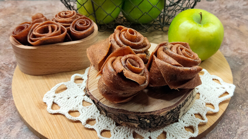 Apple smokva is a tasty and healthy old Russian delicacy that can be cut into figures and used to decorate pastries. 