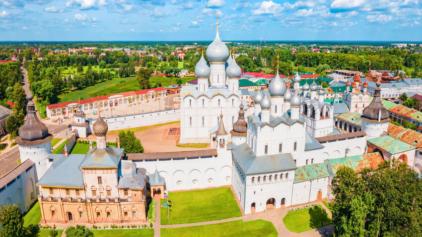 Mariä-Himmelfahrt-Kathedrale oder Uspensky Sobor im Inneren des Rostower Kremls Luft-Panorama-Ansicht in Rostow Welikij, Russland.