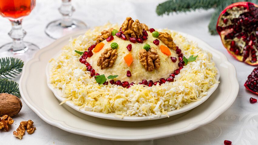 The ‘gems’ for this royal salad are made of pomegranate seeds, green peas and carrots.