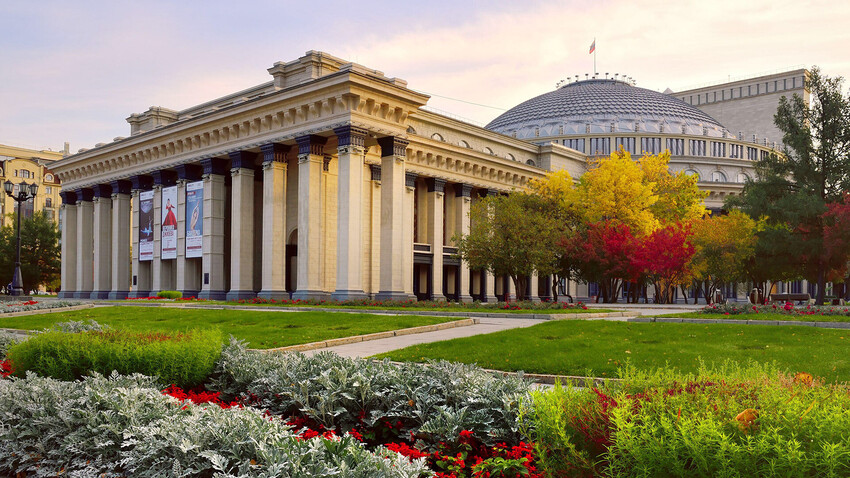 Casa de Ópera em Novosibirsk, 2020. Abriga o maior Teatro de Ballet e Ópera da Rússia