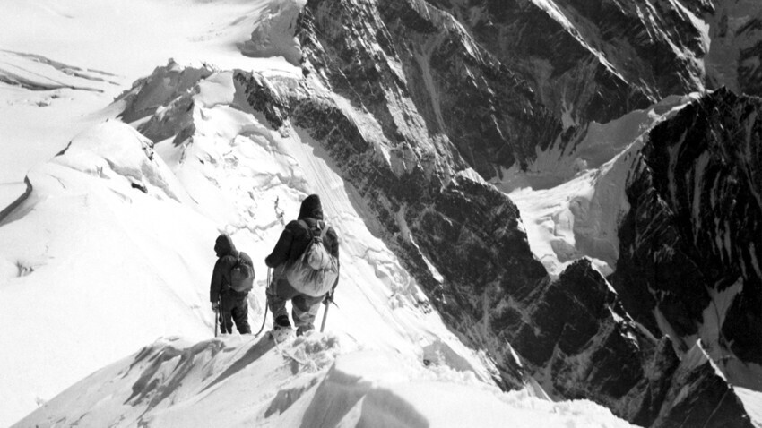 ‘En 1932 dos grupos de alpinistas se toparon con un misterioso pico no documentado por expediciones anteriores: Tenía una altura de 7.495 m sobre el nivel del mar’.