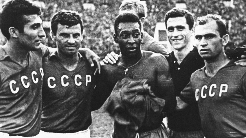 Prijateljska nogometna tekma med ZSSR in Brazilijo na osrednjem stadionu Lenin v Moskvi. Slavni brazilski nogometaš Pelé (v sredini) ter sovjetska nogometaša Mihail Meški (1937-1991) (desno) in  Georgij Sičinava (drugi z desne). 