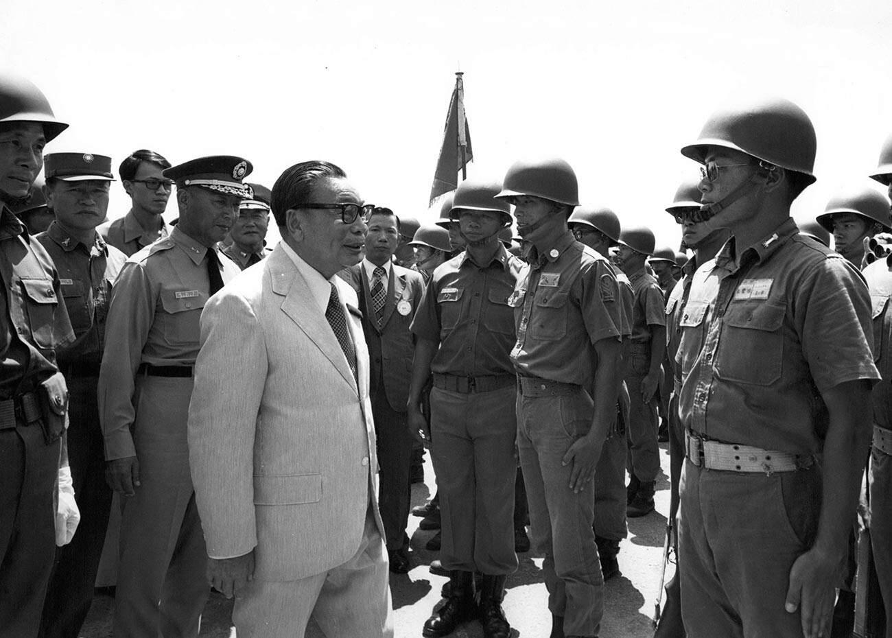 Чанг Чинг Куо са кадетима у Тајчунгу, 1976. Тајван.