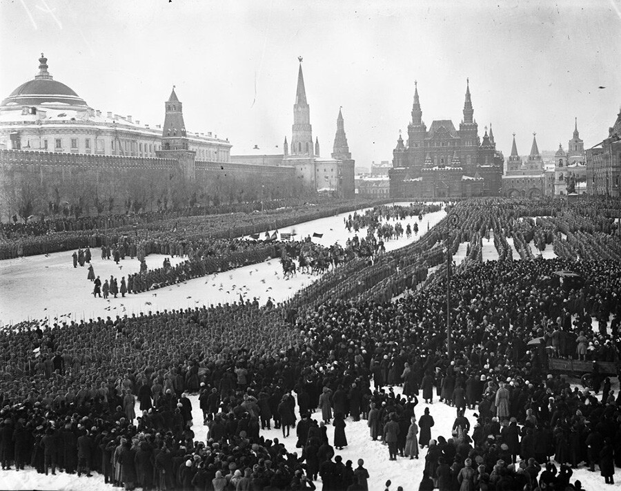 L'esercito rivoluzionario sfila sulla Piazza Rossa di Mosca, nel 1917