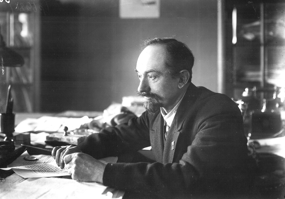 Георгий Чичерин в рабочем кабинете, 1926