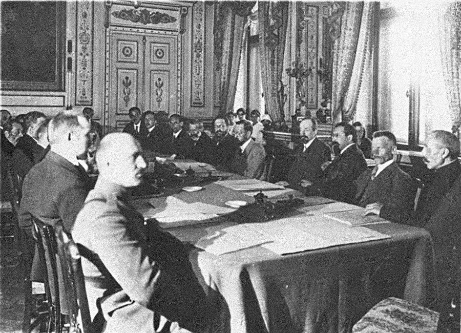Георгий Чичерин (четвертый слева) на переговорах по Брестскому миру