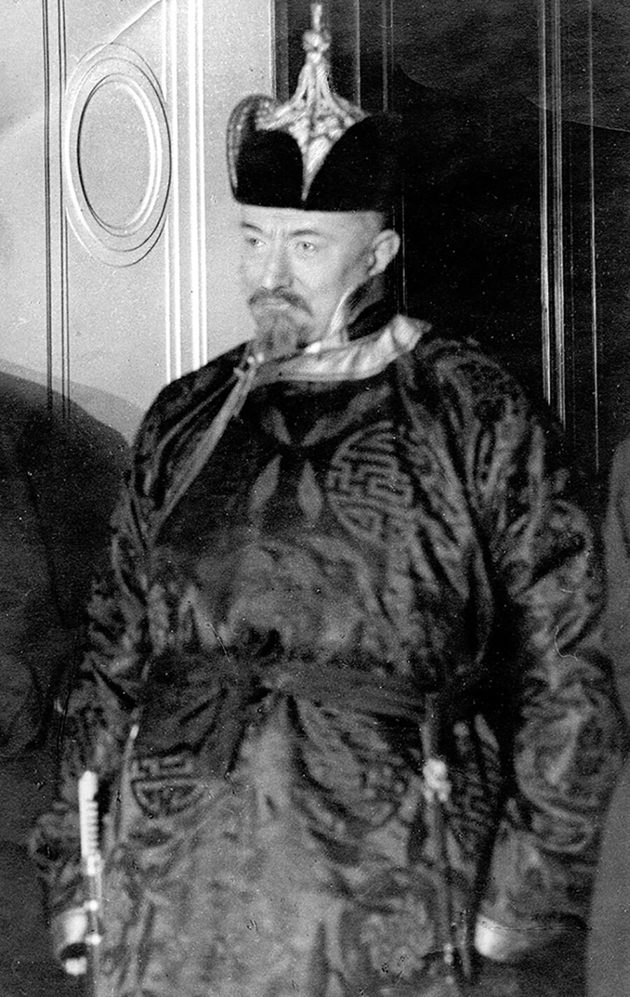 Георгиј Чичерин у монголској ношњи.