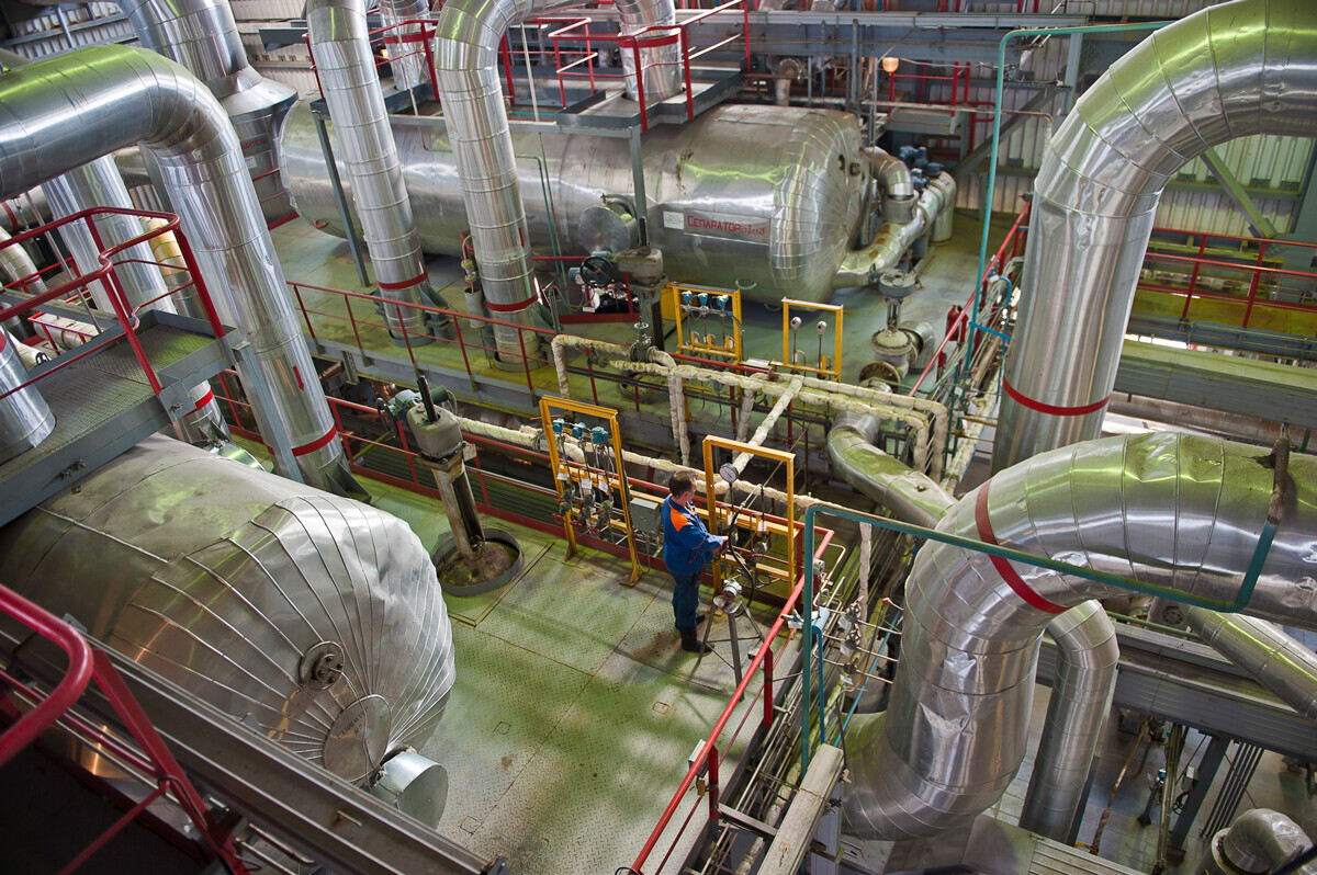 Sala de máquinas da usina geotérmica de Kamtchatka Geoterm
