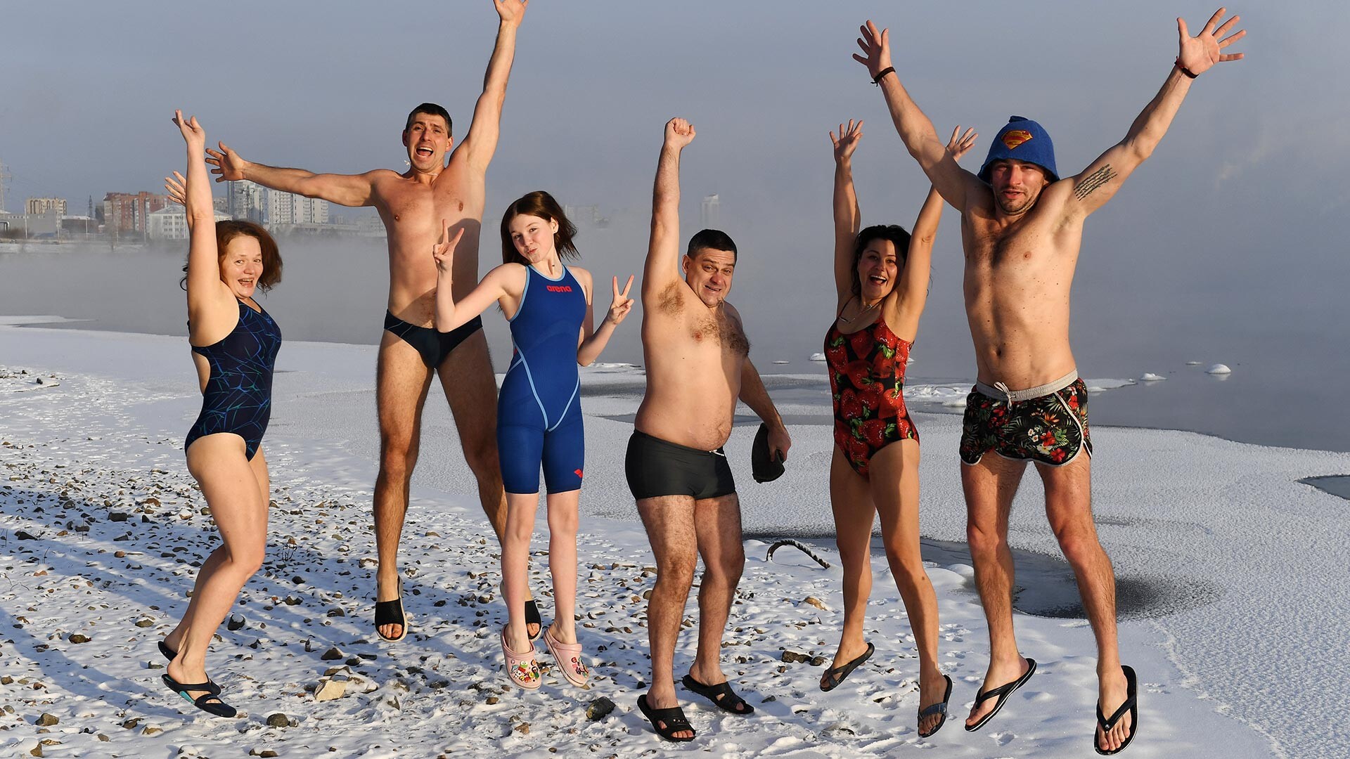Udeleženci regionalnega plavalnega centra za plavanje v hladni vodi 'Megapoljus' počivajo po plavanju v reki Jenisej pri -27 °C v Krasnojarsku