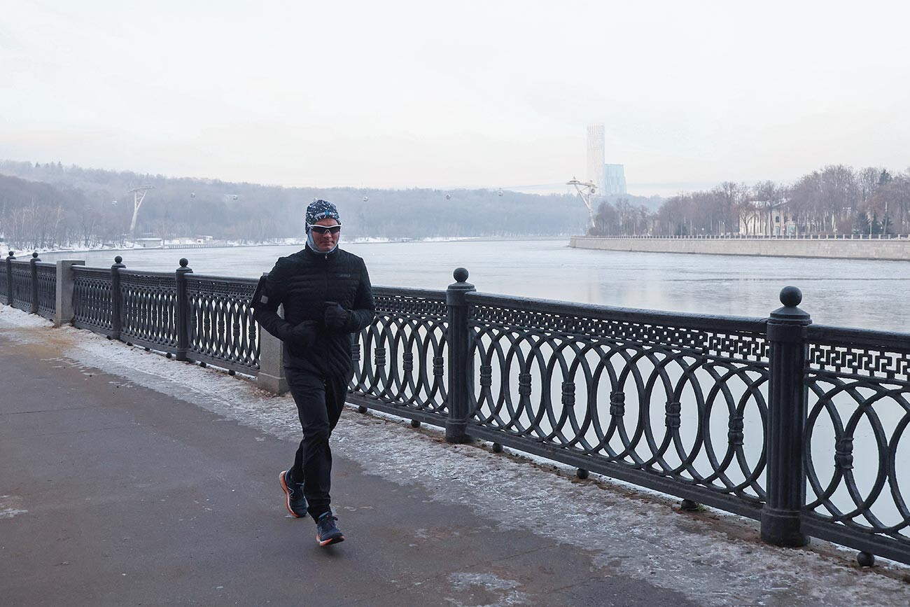 Moški teče na nabrežju reke Moskve. Po podatkih ruskega hidrometeorološkega centra je 1.decembra v Moskvi oblačno vreme brez padavin, temperatura do -8 °C