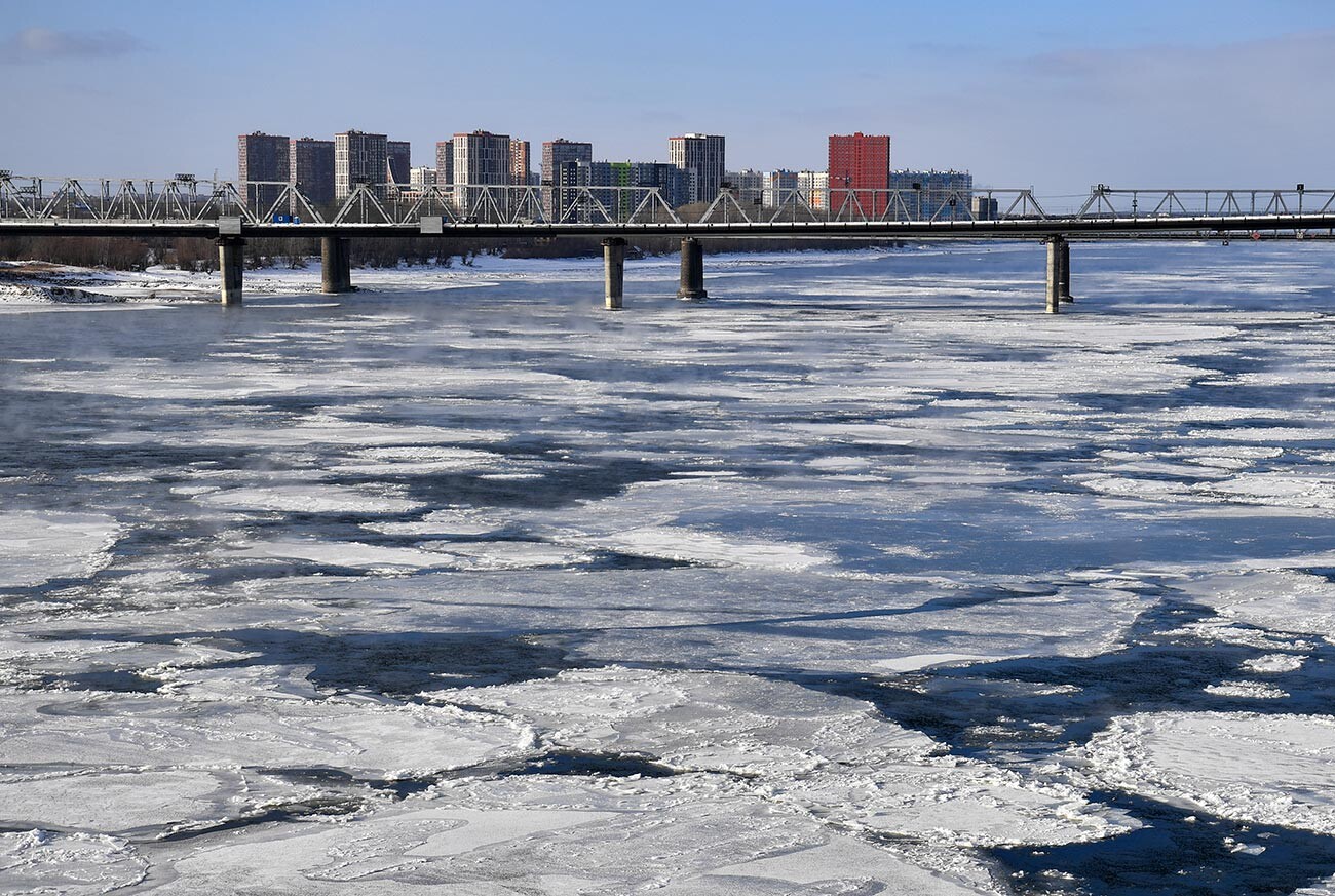 Led na reki Ob v Novosibirsku 