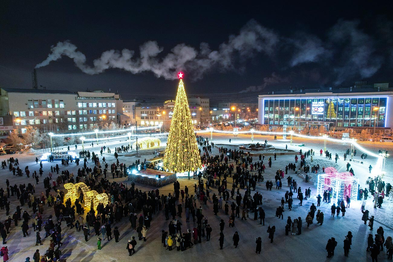 Glavno Božično (novoletno) drevo na Leninovem trgu. Prva božična drevesa v Rusiji so prižgali 1. decembra v okviru festivala 