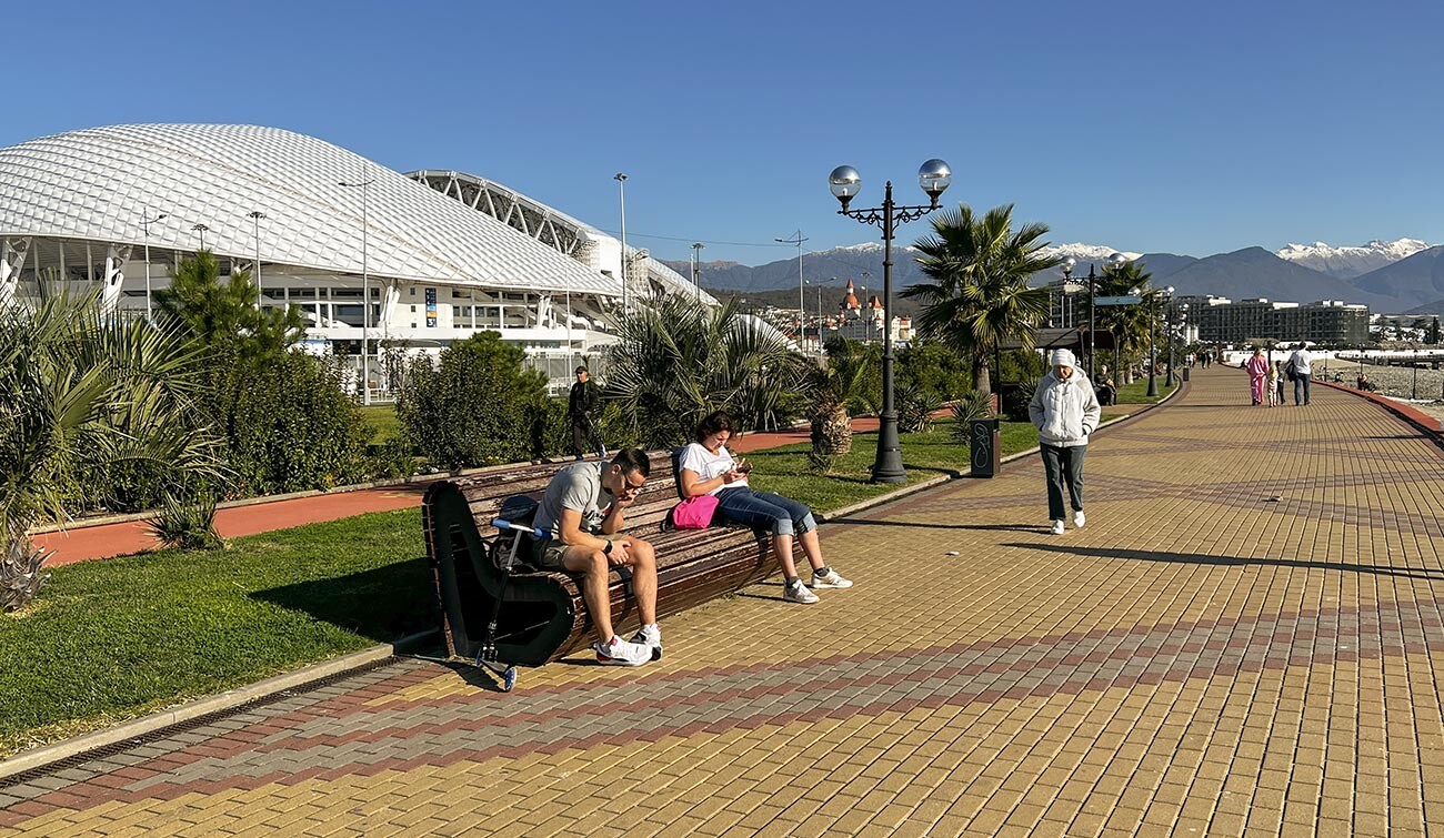 Nabrežje Nižnjeimeretinskega zaliva. Levo: stadion Fišt v Olimpijskem parku