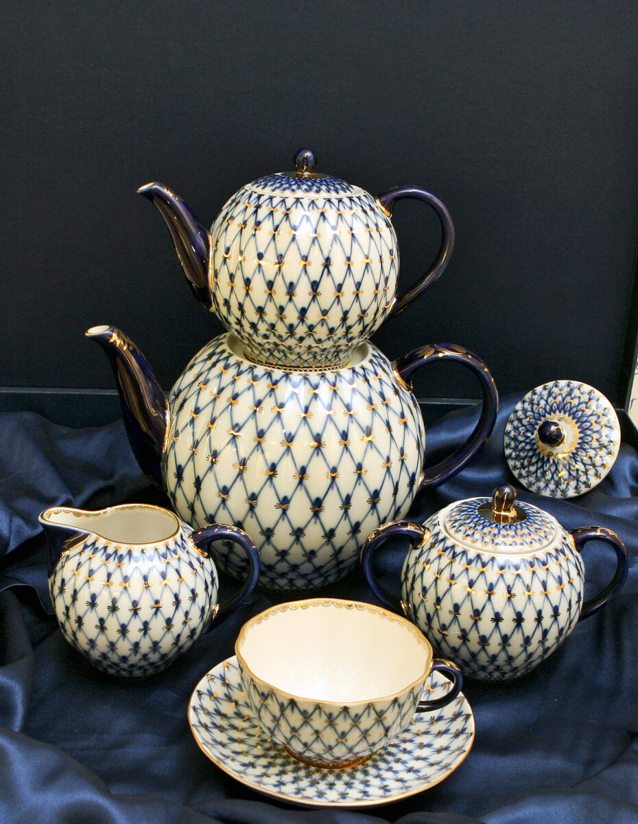 Service à thé fabriqué par les maîtres de l'usine de porcelaine Lomonossov