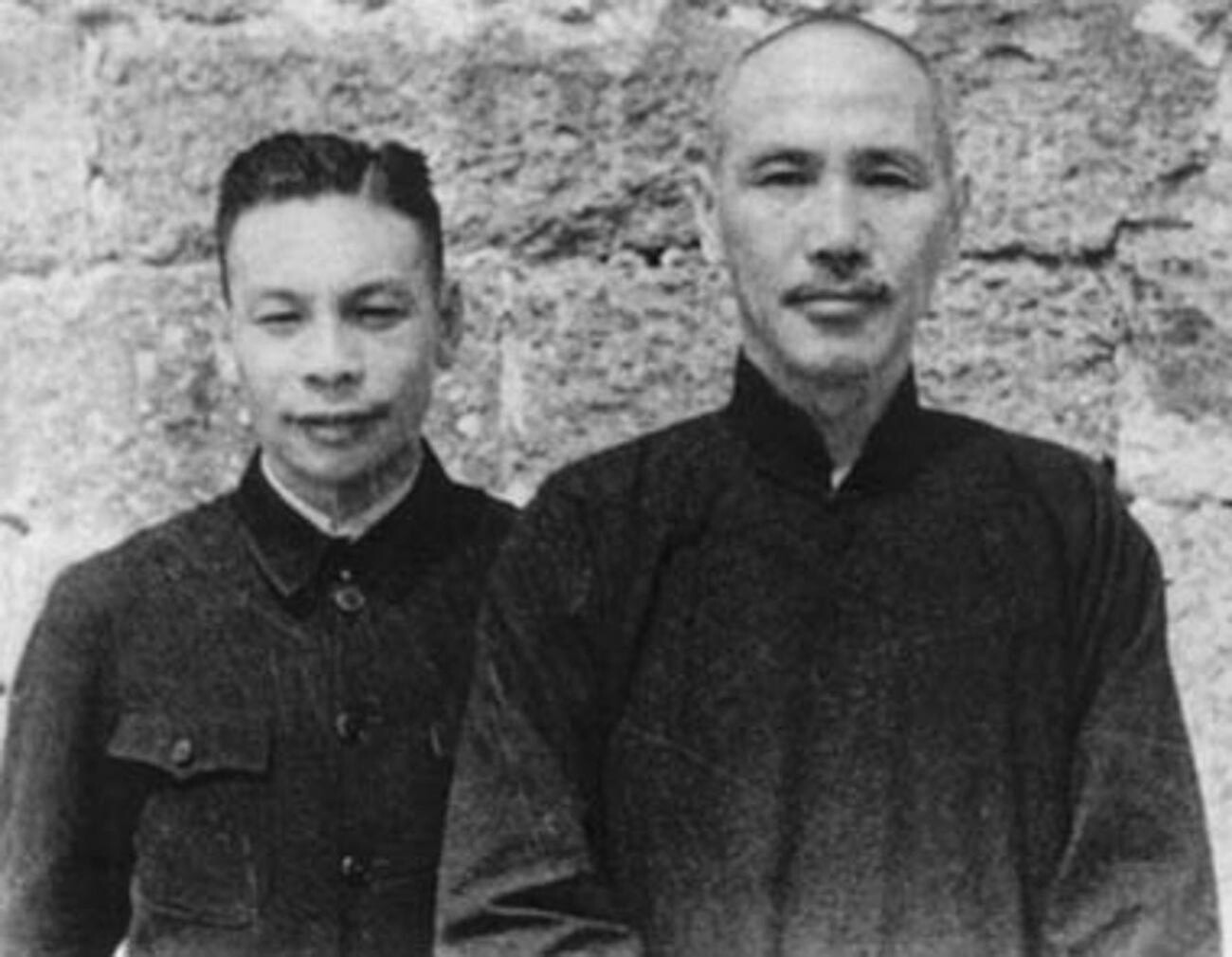 蒋経国（左）と蒋介石（右）