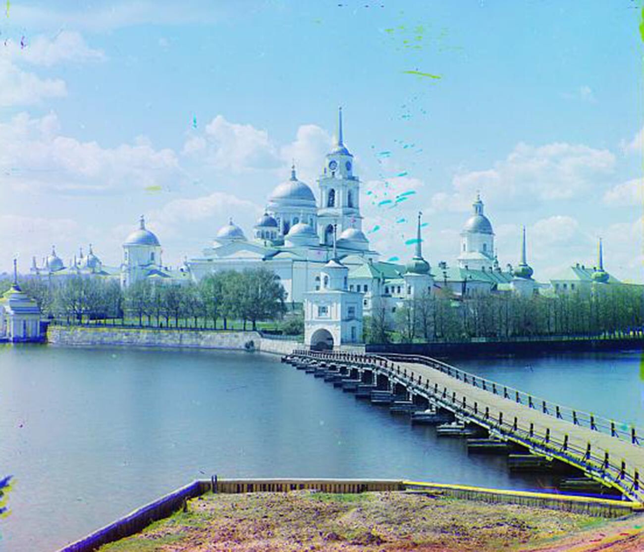 セリゲル湖畔のニロ・ストロベンスキー修道院