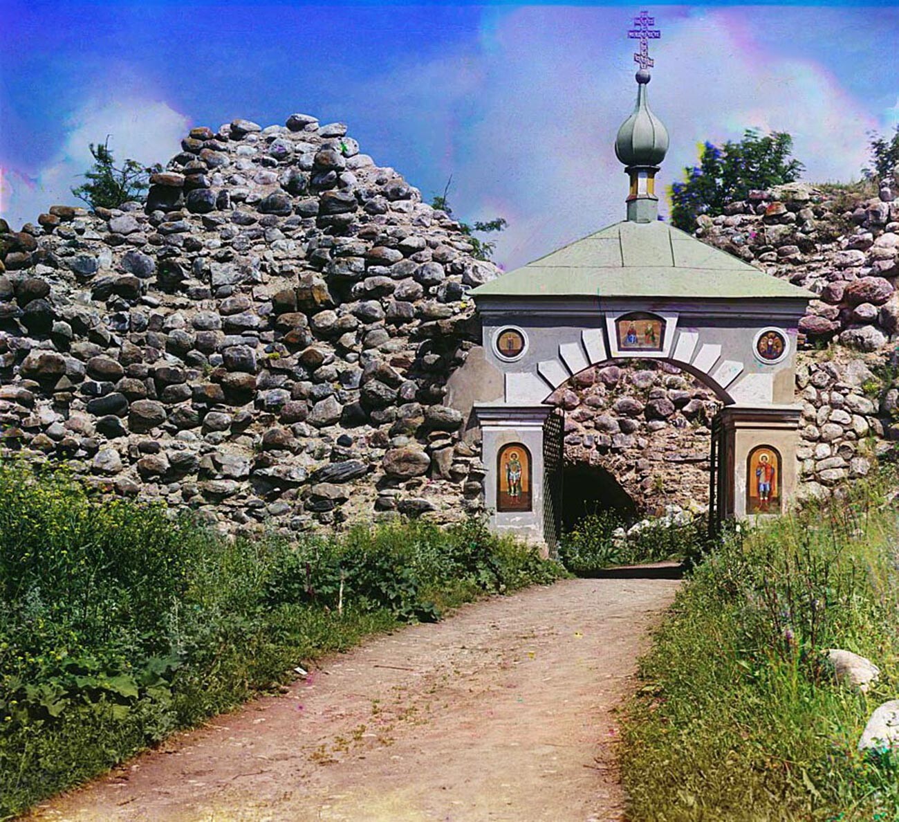 聖ゲオルギー教会の塀（ペテルブルク近郊のスタロラドシスキー要塞）