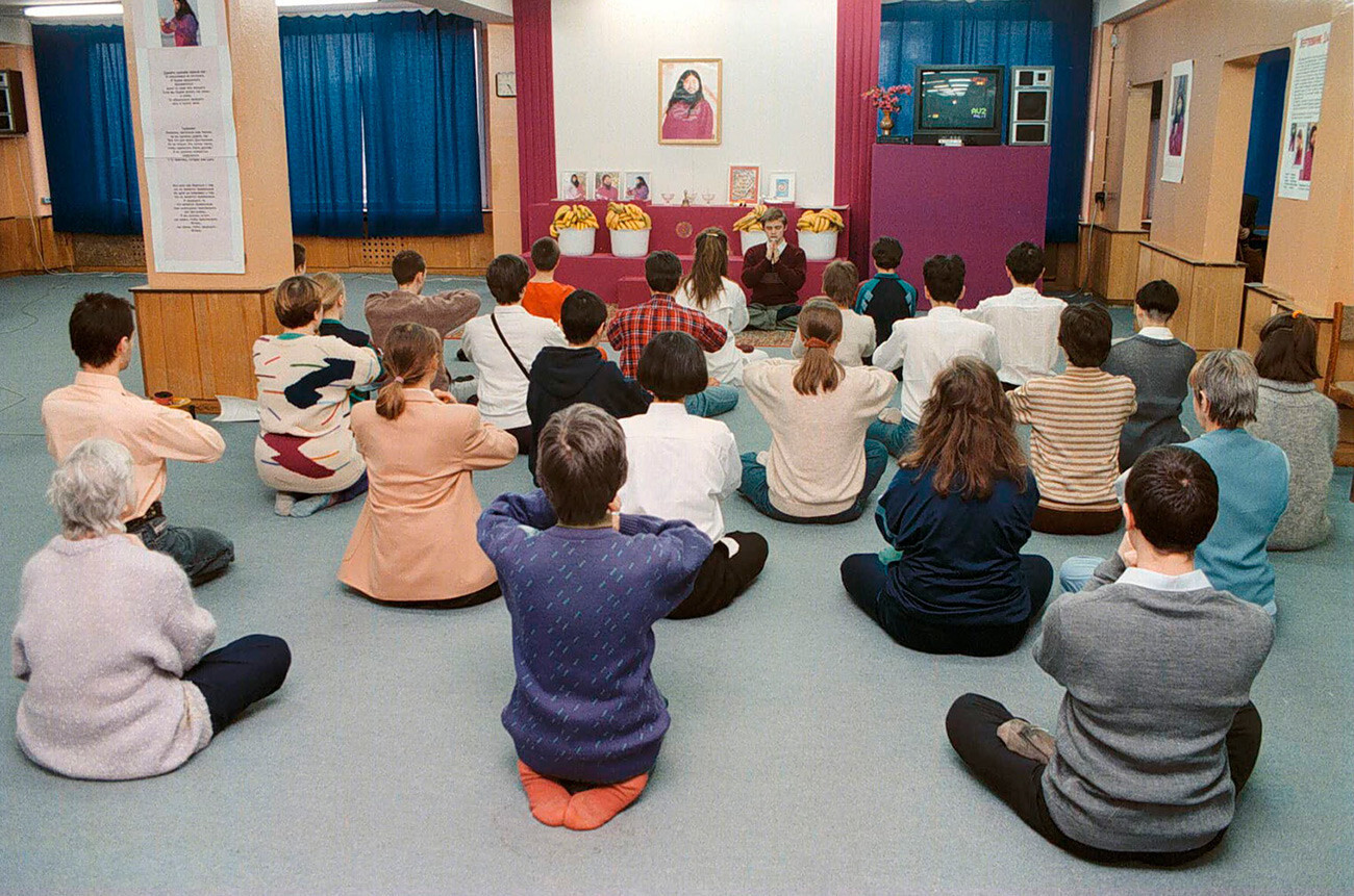 Miembros rusos del movimiento Aum Shinrikyo meditando en marzo de 1995.