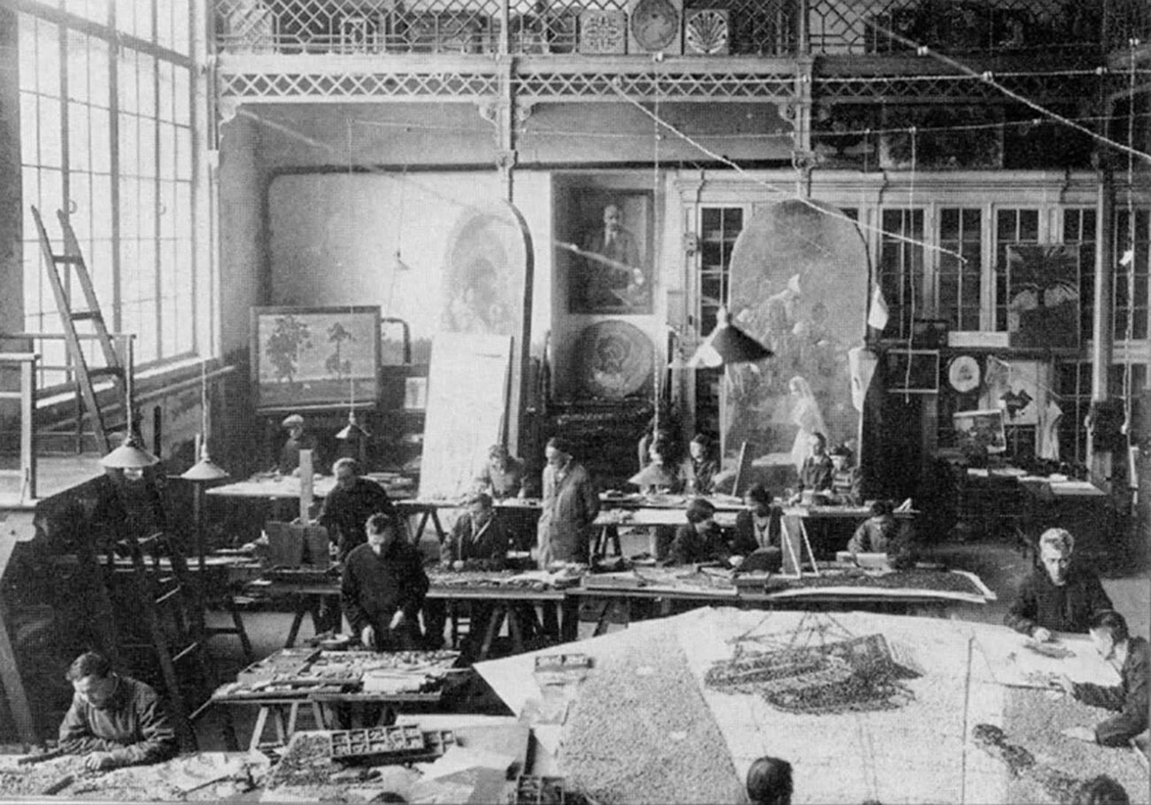 Vladimir Frolov (au centre) dans son atelier travaillant sur les mosaïques pour la station Paveletskaïa, en 1940