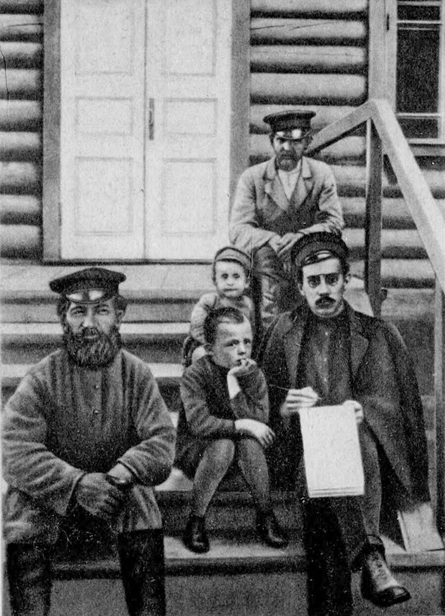 Бељаев со бележник како дописник на весникот „Смоленски весник“, 1914 година.
