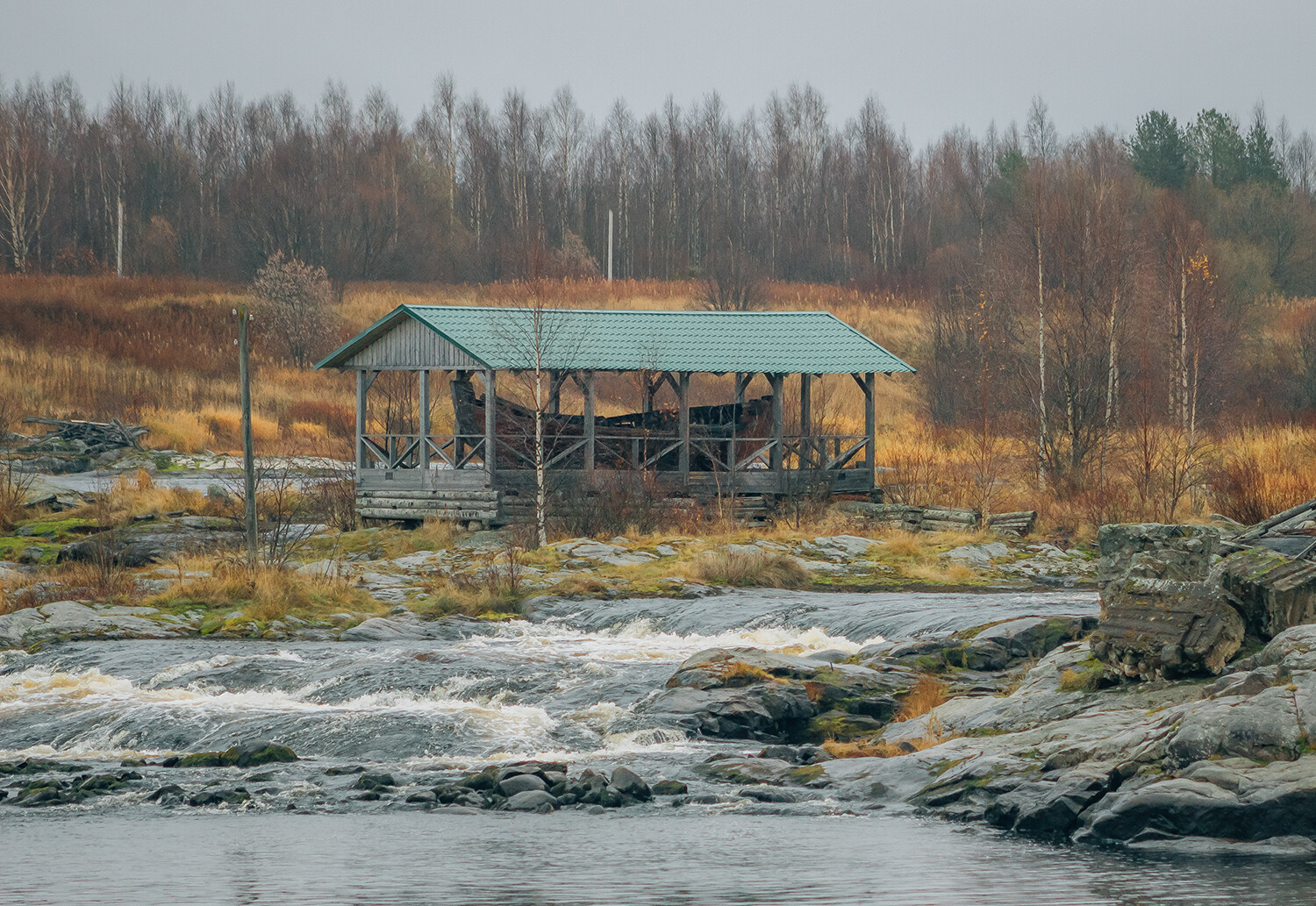 Ein Boot aus dem 19. Jahrhundert im Dorf Sumskij Posad, Karelien.

