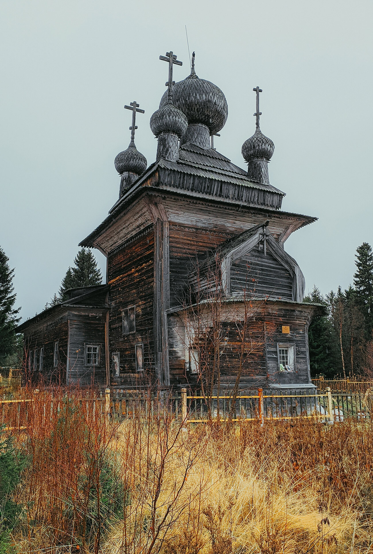 Diese Mitte des 18. Jahrhunderts erbaute Kirche befindet sich in dem Dorf Wirma in Karelien.
