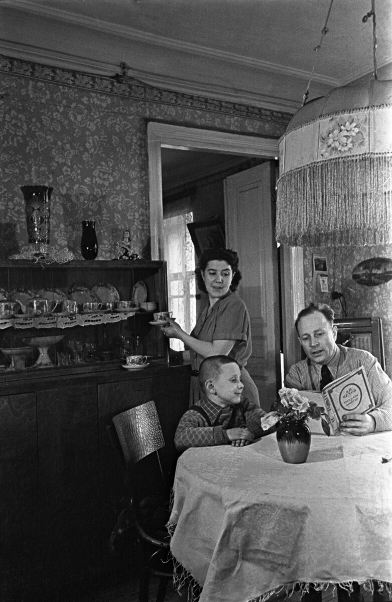 Московская семья в выходной день, 1953