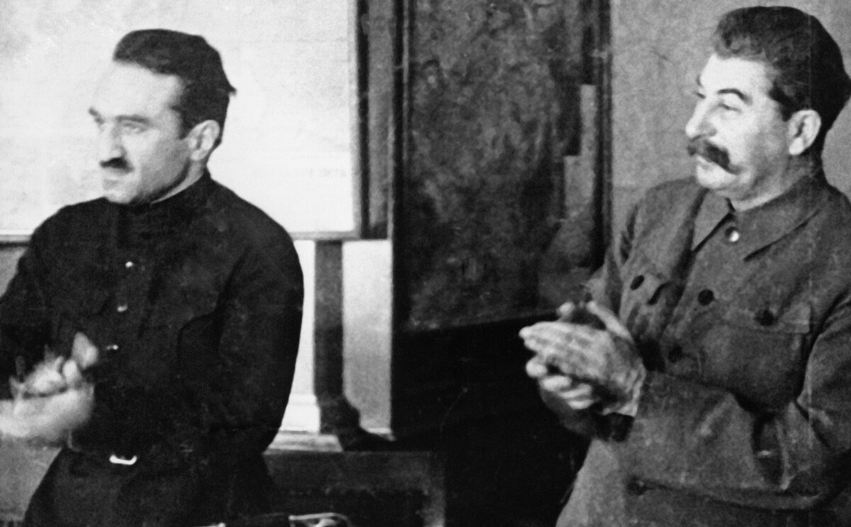 Josef Stalin, Generalsekretär des Zentralkomitees der Kommunistischen Partei der All-Union, und Anastas Mikojan, Volkskommissar für die Lebensmittelindustrie der UdSSR (links), 1935.
