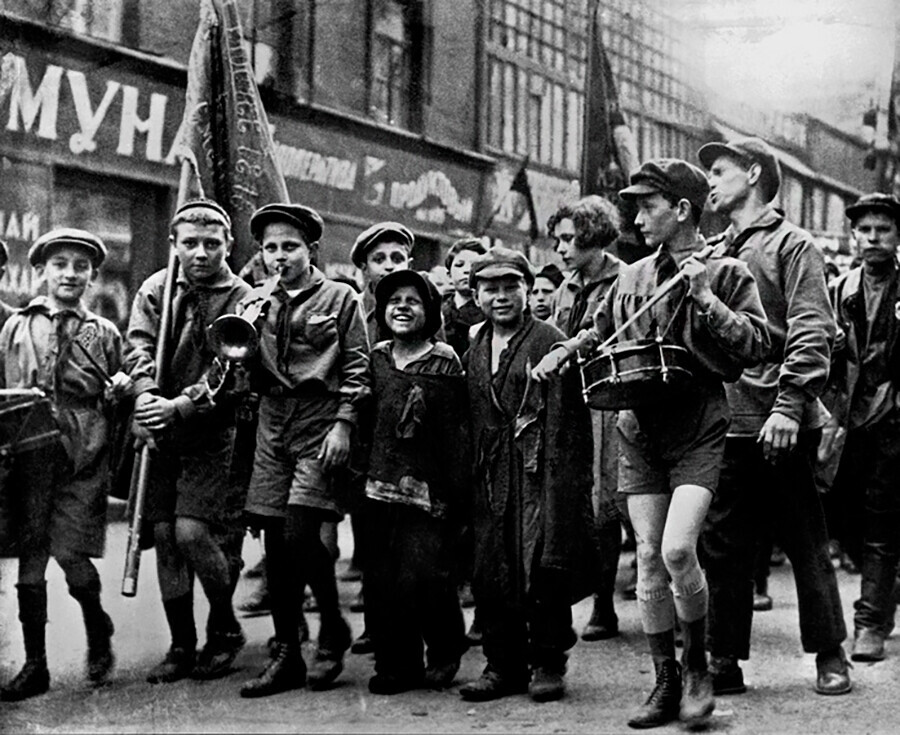 Pioneiros e crianças sem-teto assistem à manifestação do Dia do Trabalho, 1927.